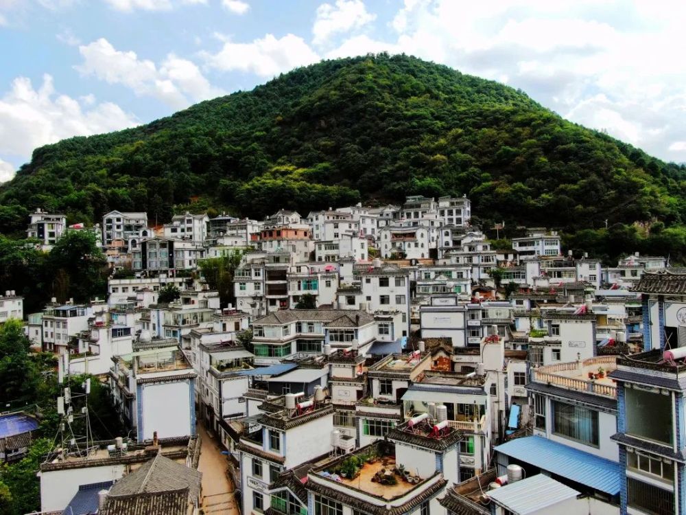 以文化人五华同心西翥街道陡坡社区用心绣出民族团结进步花