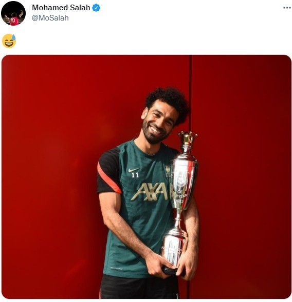 萨拉赫晒与pfa最佳球员奖杯合照,配以表情