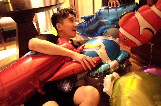 赵又廷现身机场人气高,低头签名状态巨星范足,穿短裤腿毛太浓密