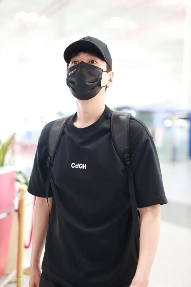 赵又廷现身机场人气高,低头签名状态巨星范足,穿短裤腿毛太浓密