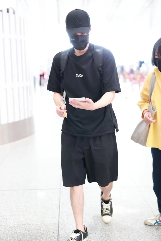 赵又廷现身机场人气高,低头签名状态巨星范足,穿短裤腿毛太浓密