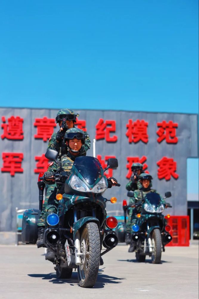 武警昆明消防指挥学校阅兵_武警北京指挥学院院长_武警通讯指挥车