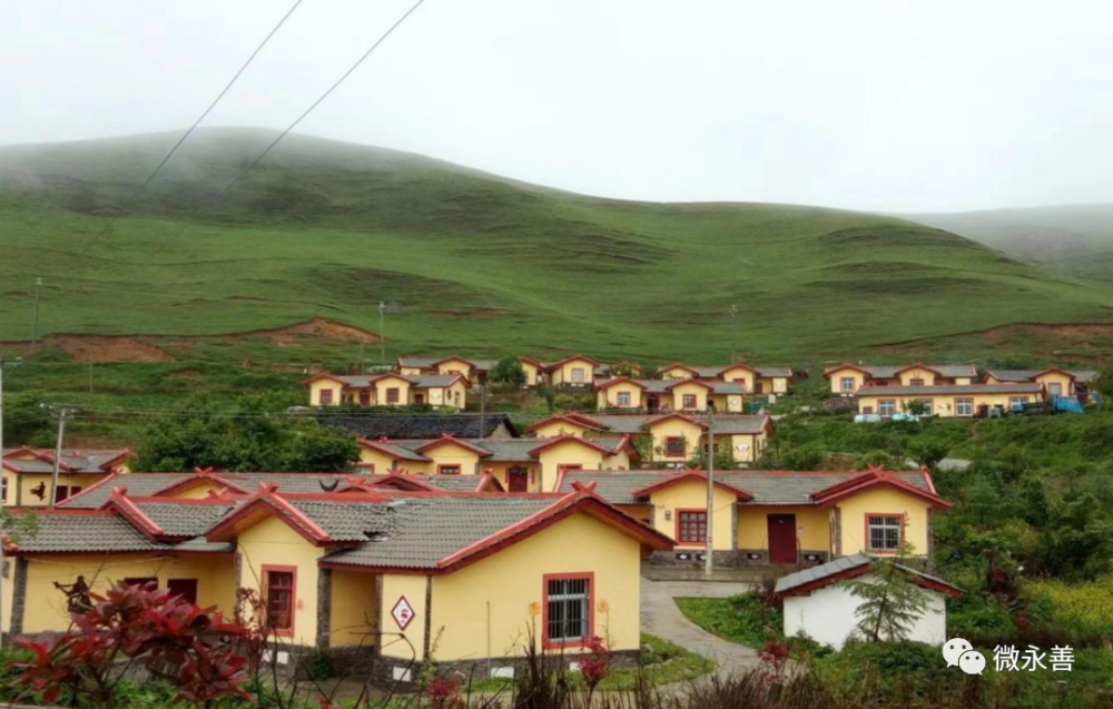 初夏时节,走进永善县马楠乡马楠村石灰窑苗寨,一座座排列有序,外观