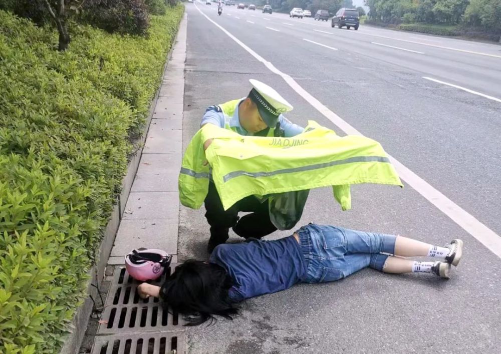 交警现场展开救援_腾讯新闻