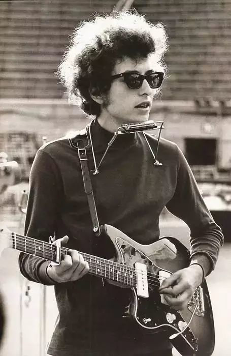 早期鲍勃·迪伦最让我震撼的是他的那种单打独斗的精神,就一把吉他.