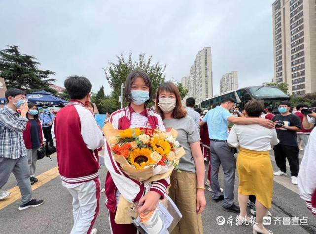 记者隋明轩 厉昕月考完了!终于考完了!