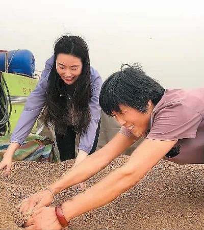 秦倩青春之歌唱响在希望的田野