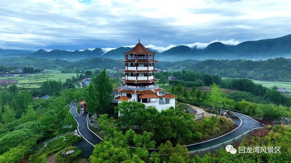 小小竹排江中游 巍巍青山两岸走回龙湾景区远安县yuanan景区地址:当阳