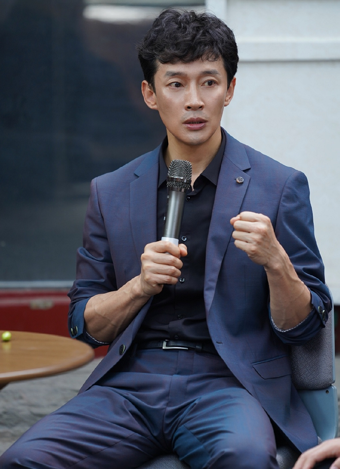 曹磊人到中年凭演鲁迅走红娶同学低调恩爱二十年生一子