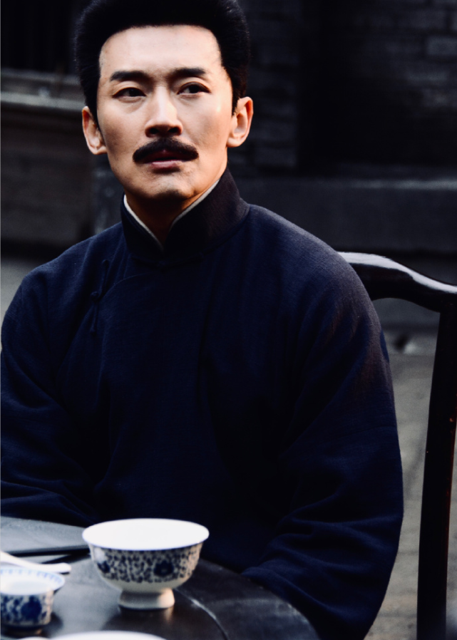 曹磊:人到中年,凭演"鲁迅"走红,娶同学低调恩爱二十年生一子_腾讯新闻