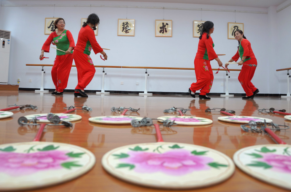 新华社发(刘继东 摄)6月10日,在河北省唐山市丰润区文化馆,皮影传承人