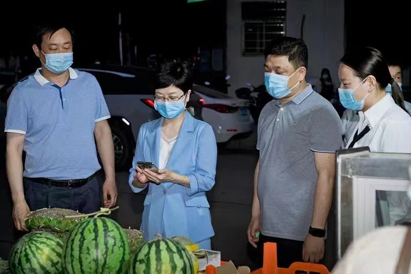 郑州各县市书记,市长带头逛夜市吃烧烤:人间烟火气最抚凡人心_腾讯