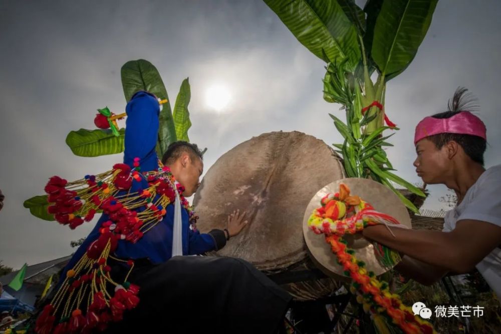 明代的进士李思聪《百夷传》曾记载过德昂族水鼓舞的盛况:"其乡间饮宴
