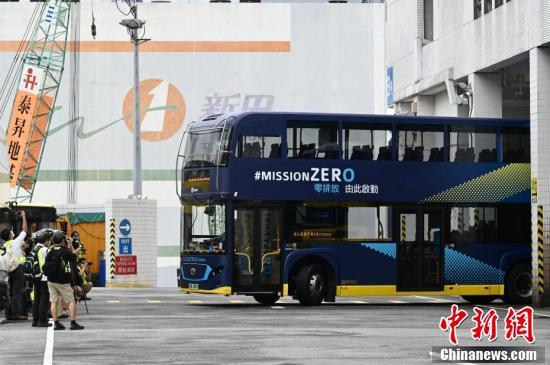 香港首辆三轴双层电动巴士将投入服务总有一个人让我回想起作文