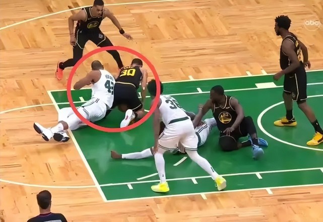 绿军花招不断篮筐动手脚后霍福德垫脚压腿库里小心了