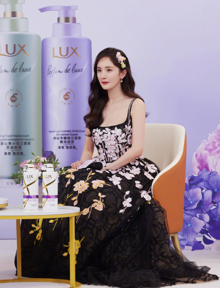 穿碎花裙少女感爆棚,披波浪卷发古典又不失俏皮_腾讯新闻