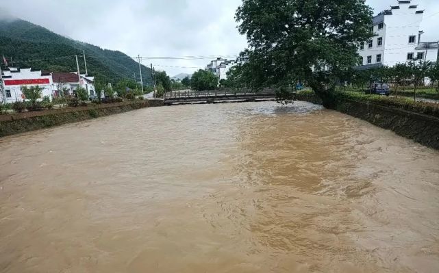 6月10日6:30,衢州高速交警視頻巡查發現,g4012溧寧高速麗水402km 680m