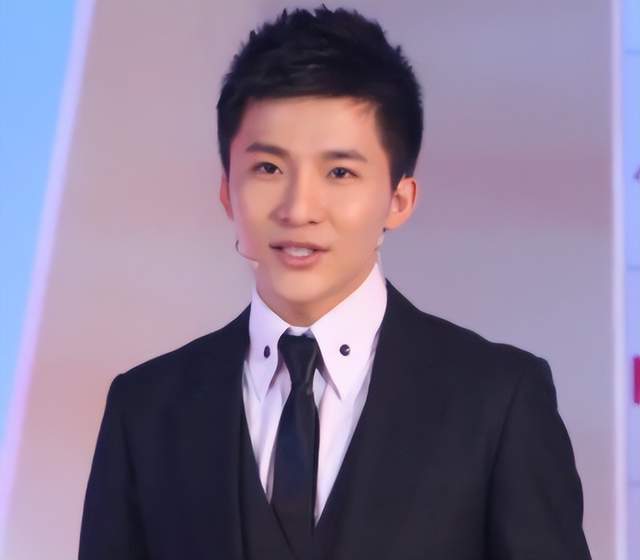 据平安北京通报,边策因涉d被举报,在警方去抓捕的过程中,他选择跳楼