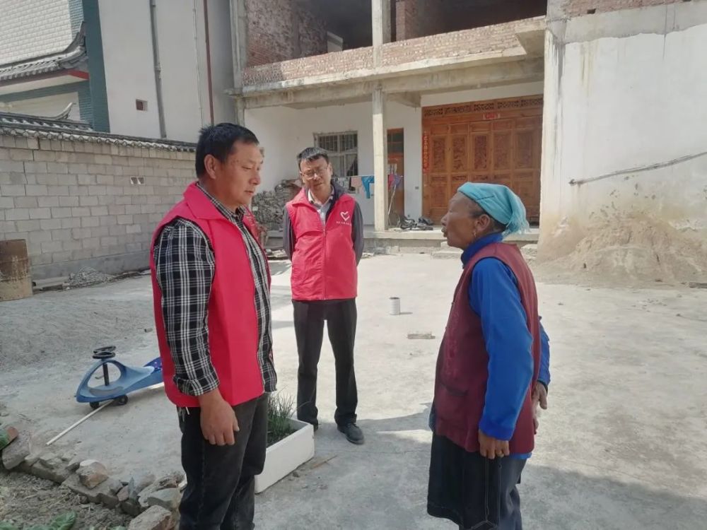 60岁以上人群新冠疫苗接种送苗上门湾桥镇不断优化老年人新冠疫苗接种