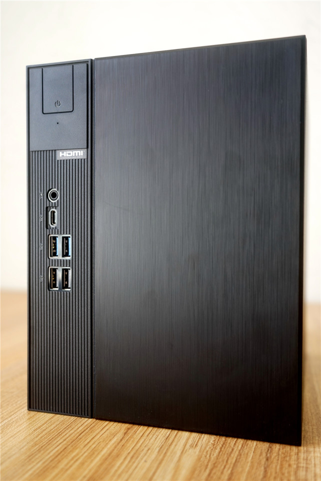 deskmeet b660的体积只有8升,外观和deskmini能看出