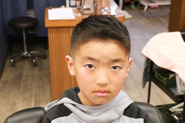 今夏最火小男孩发型,简单个性很有型,剪完真帅气