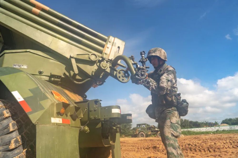 燃爆火箭炮分队跨昼夜实弹射击