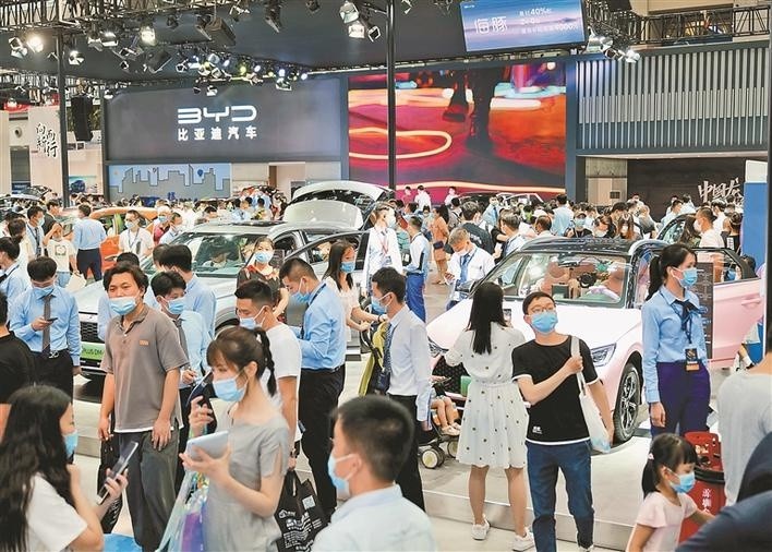 比亚迪总市值突破万亿元成为中国首家跻身万亿俱乐部的自主品牌车企新概念英语2第二课音频
