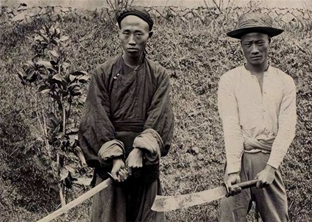 清朝最后一位刽子手邓海山,一生砍了300多个脑袋,晚年终遭报应_腾讯