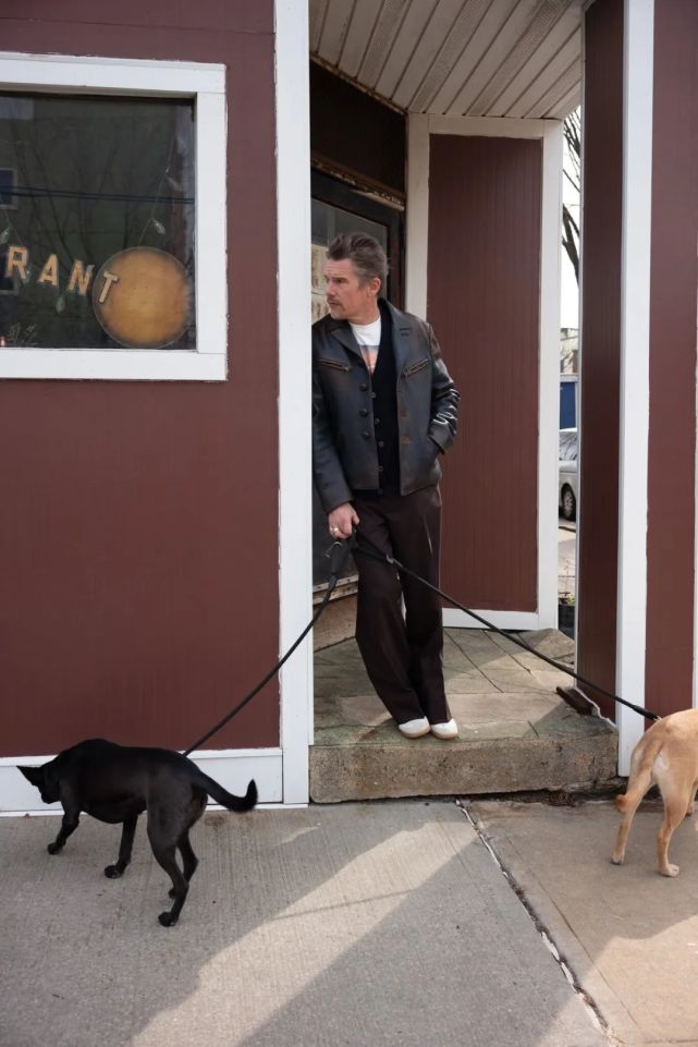 男星伊桑·霍克《the rake》杂志封面大片,沧桑帅叔魅力十足