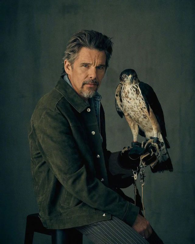 男星伊桑·霍克《the rake》杂志封面大片,沧桑帅叔魅力十足