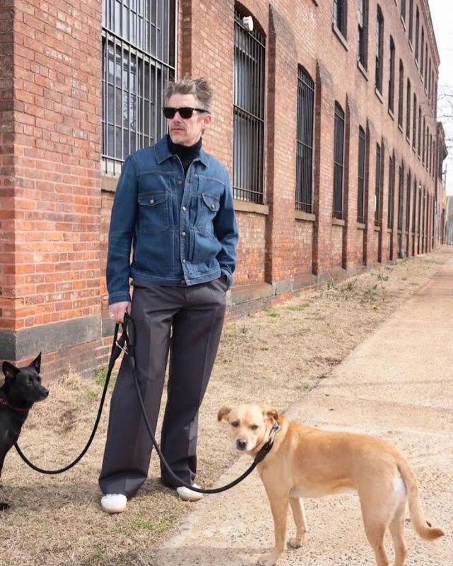 男星伊桑·霍克《the rake》杂志封面大片,沧桑帅叔魅力十足