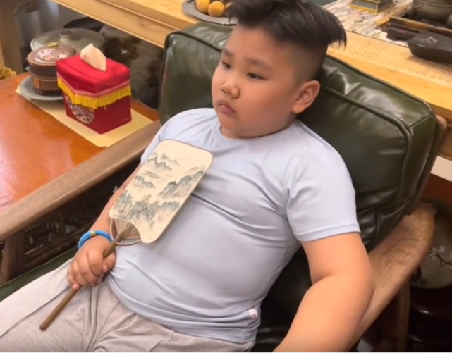 郭汾阳考查相声演员挑剔张云雷基本功被反问后骑玩具车逃跑