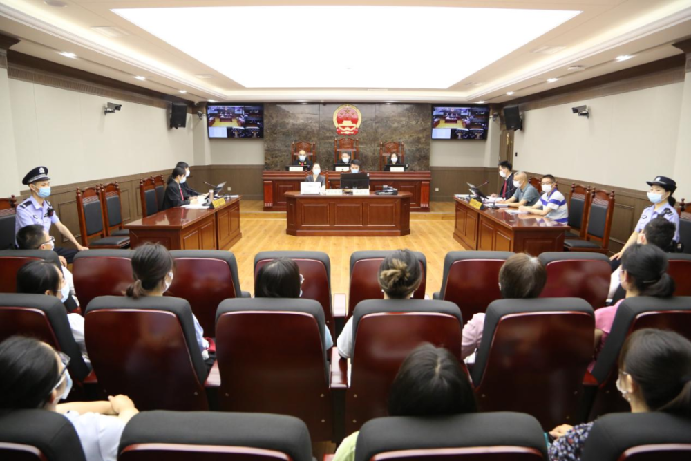 最高人民法院第五巡回法庭成都审判点敲响第一槌