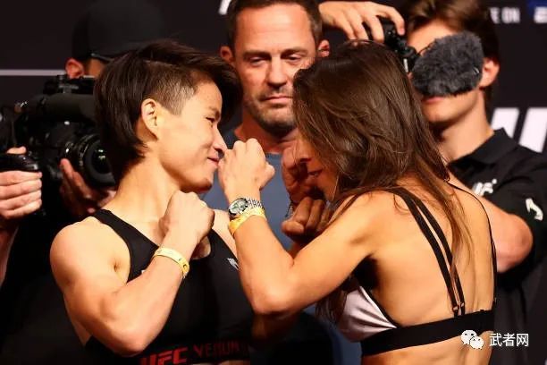 张伟丽与乔安娜二番战明天开打!ufc 275赛前称重图集_腾讯新闻