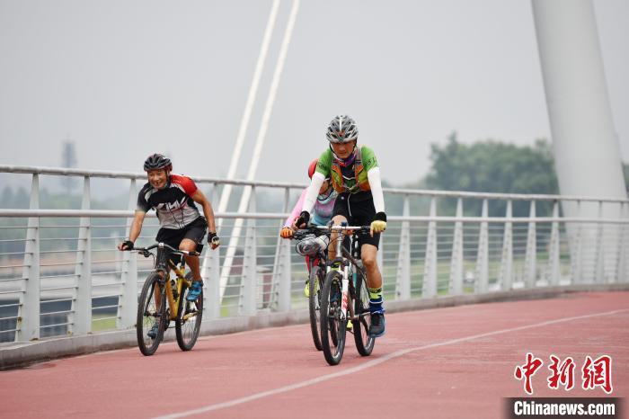 骑行热“加温”中国绿色生活风尚助推自行车经济“翻红”国家主要领导退休了有那些人