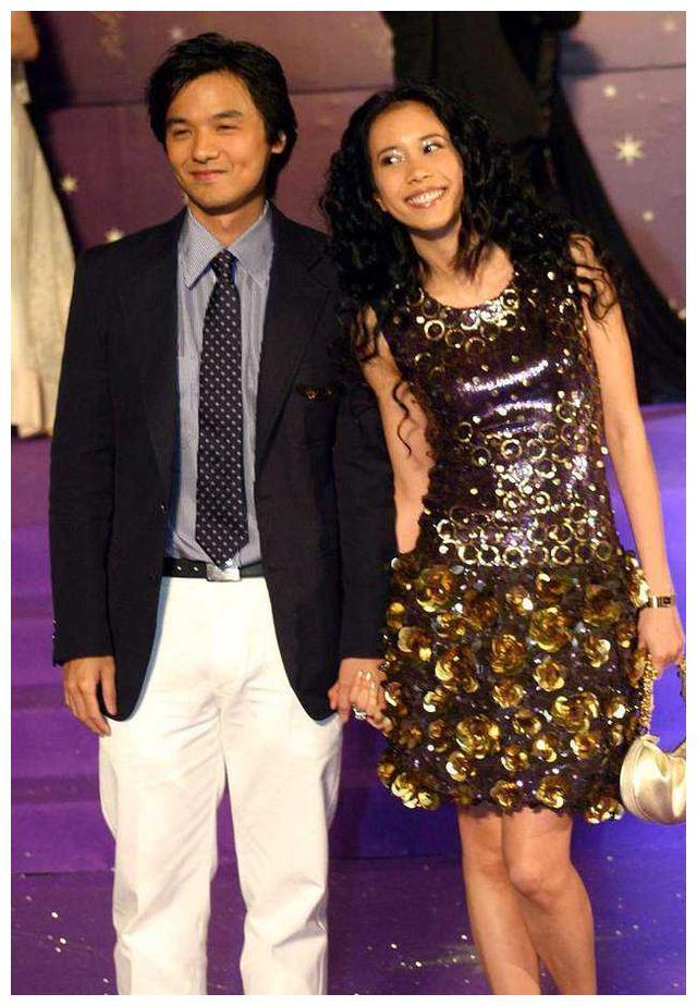 早年,莫文蔚曾经也冯德伦与周星驰相恋过,不过可惜,后来都分手了