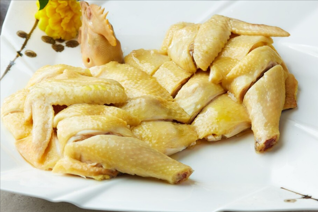做白切鸡,广东大厨教你标准做法,鸡皮金黄诱人,鸡肉又鲜又嫩