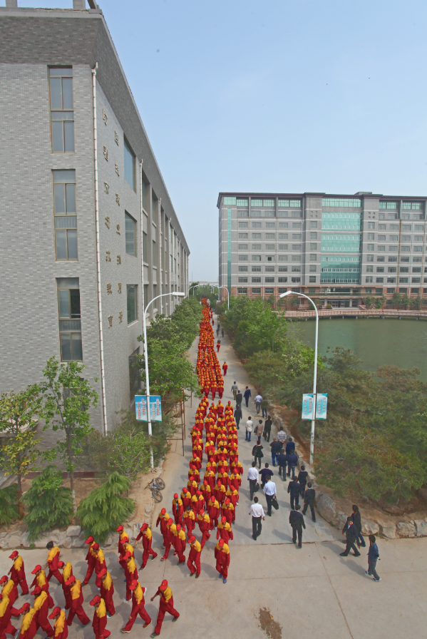 山东蓝翔技师学院校园游记之湖畔有感_腾讯新闻