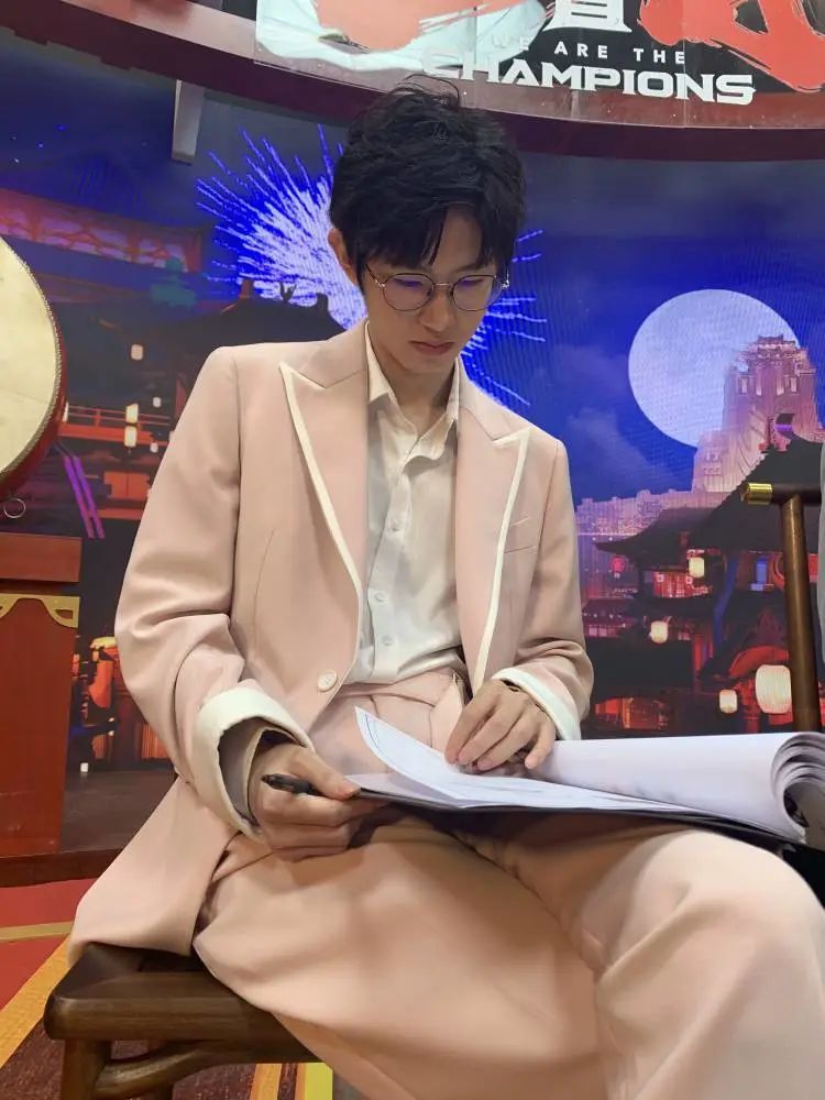 kpl选手西装亮相战至巅峰综艺首秀黄明昊一诺好友峡谷大战