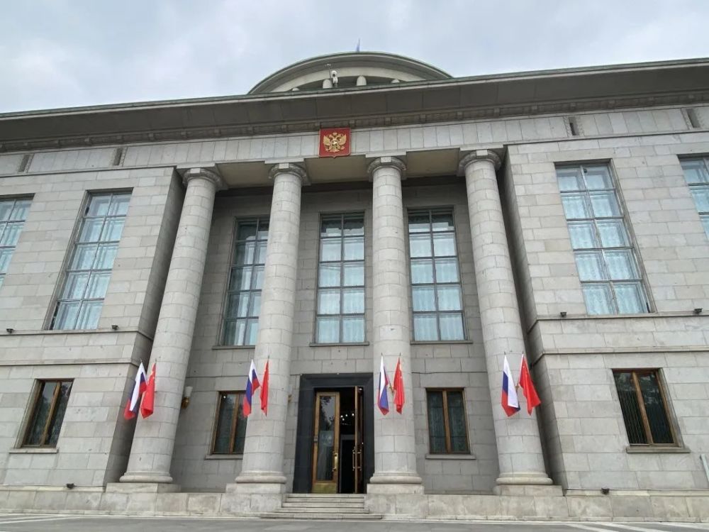 赴俄罗斯联邦驻华大使馆出席俄罗斯国庆招待会