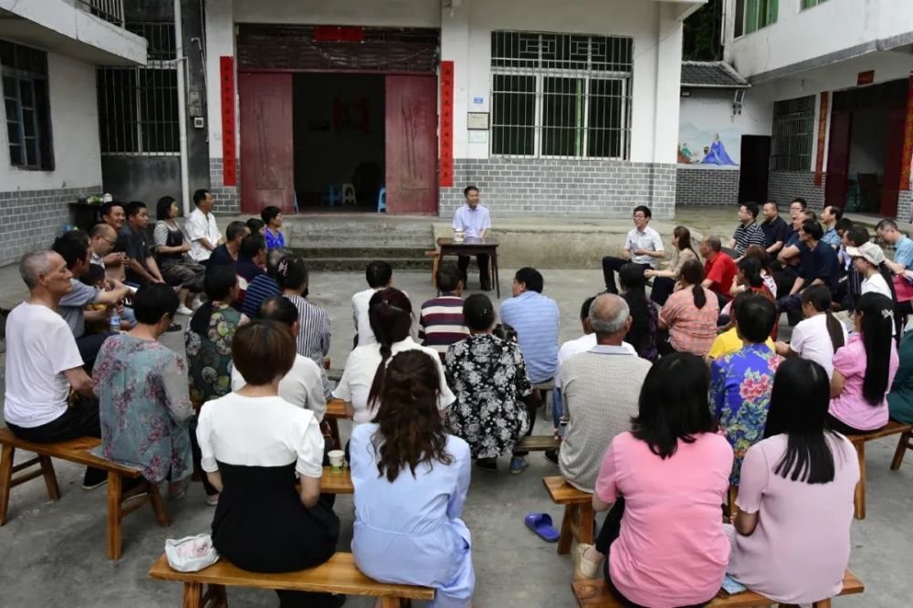 王雪梅 摄6月7日,城口县委书记张继军到定点联系乡镇修齐镇宣讲市第六