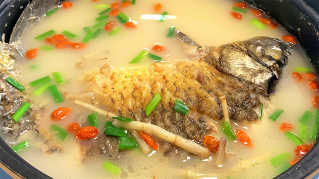 鲫鱼加鱼腥草,教你一个养生吃法,肉嫩汤浓白,老人小孩都爱吃