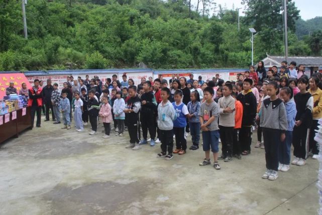 织金县马场镇:开展"党旗遍村寨 关爱青少年"主题党日捐赠活动