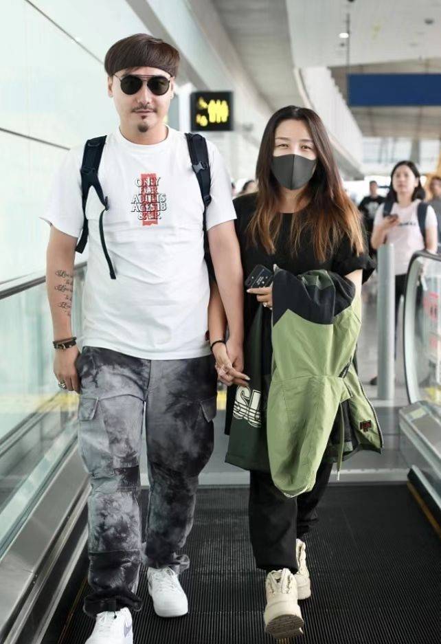 何洁带二婚老公走机场!