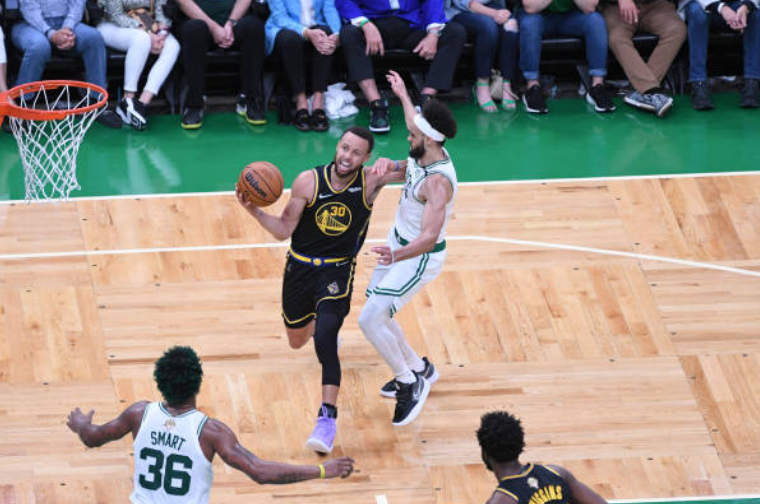 肉装射手库里体重达200磅追梦透露卧推100磅没几人能做到