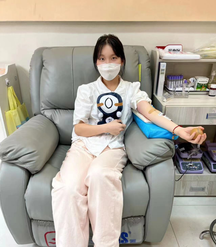 这个女孩高考一结束就去献血_腾讯新闻