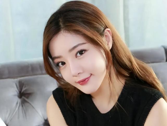 狗仔曝周姓冷艳女星恋情,却晒邓家佳与男友散步,网友:被公关了