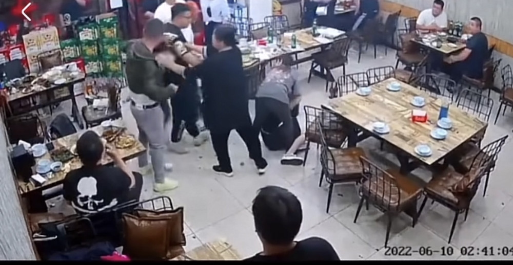唐山烧烤店打人事件,不仅仅是打人,还是在公然挑衅法律_腾讯新闻