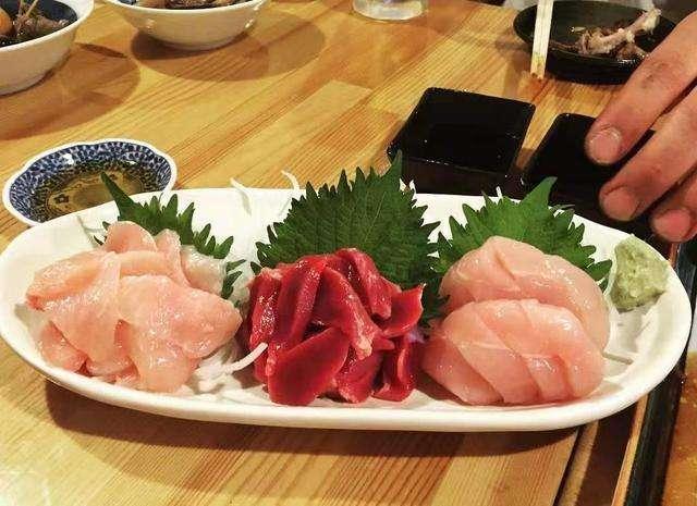 除了牛肉,马肉,鸡肉外,日本还吃牛肠刺身,甲鱼,牛蛙等,这些东西既然能