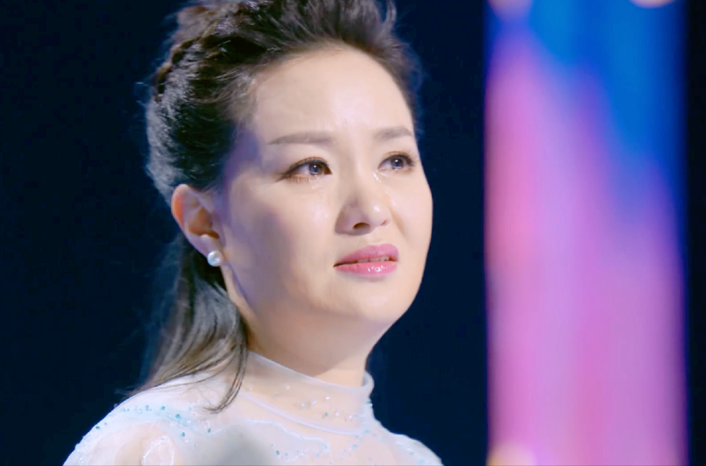 著名歌唱家雷佳:不舍军旅生涯,泪洒舞台,与慈善家丈夫恩爱一生